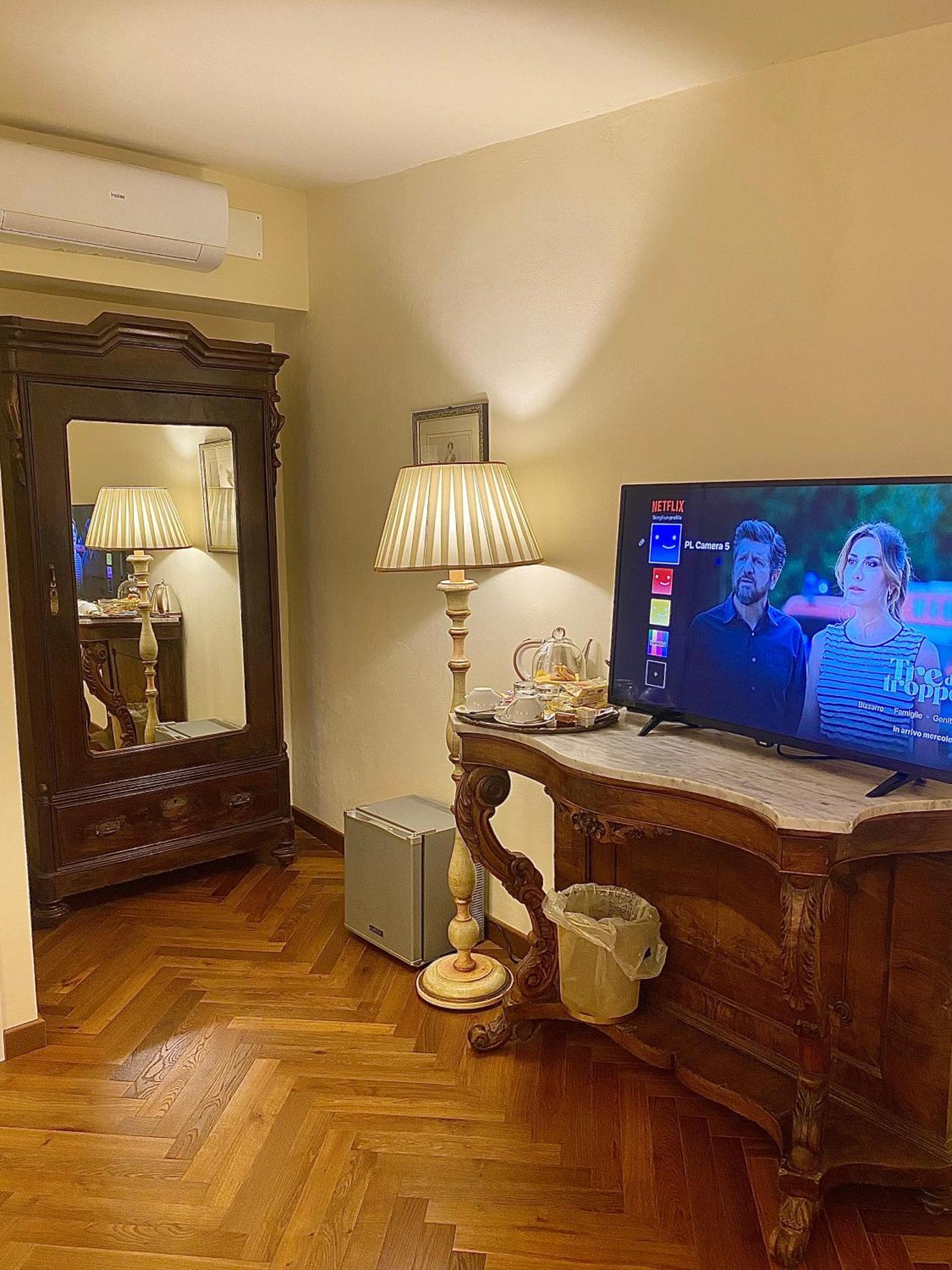 ホテル Palazzo Lari サルツァーナ エクステリア 写真